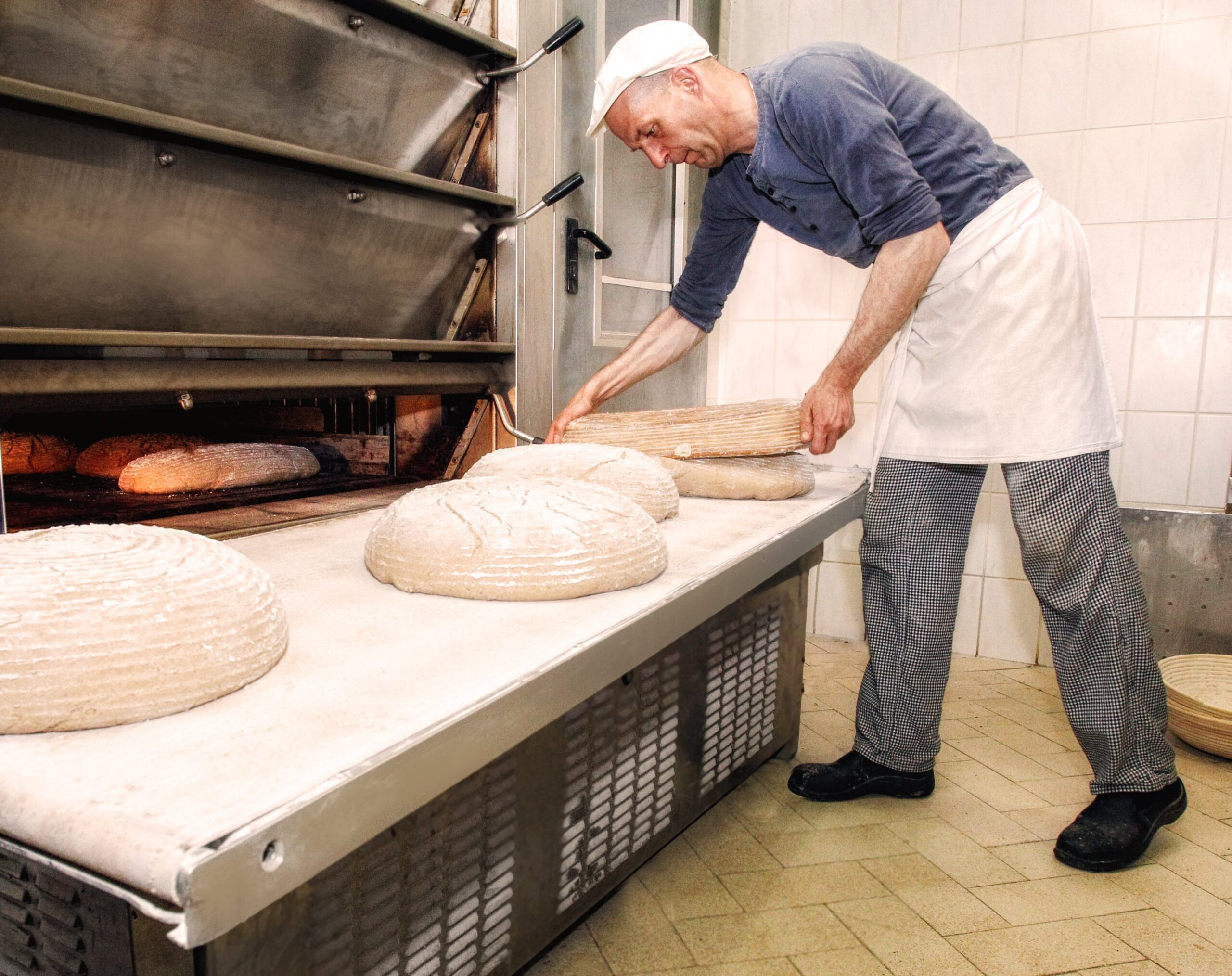 Es besteht aus 80% Roggen, 20% Weizen und wird mit Sauerteig gebacken. Das Brot ist mit Kümmel, Kümmel / Anis und ohne Gewürz erhältlich.