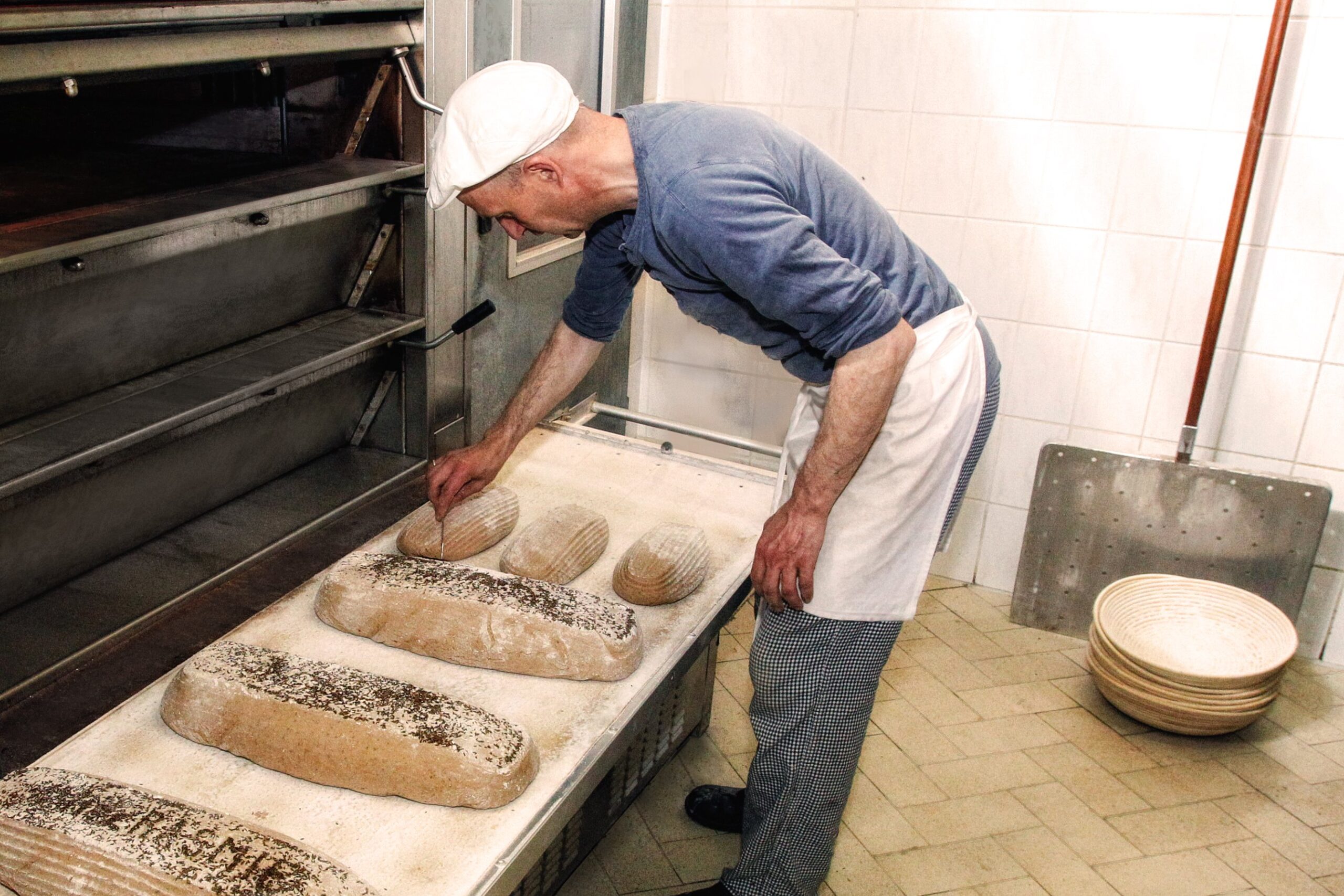 Es besteht aus 80% Roggen, 20% Weizen und wird mit Sauerteig gebacken. Das Brot ist mit Kümmel, Kümmel / Anis und ohne Gewürz erhältlich.
