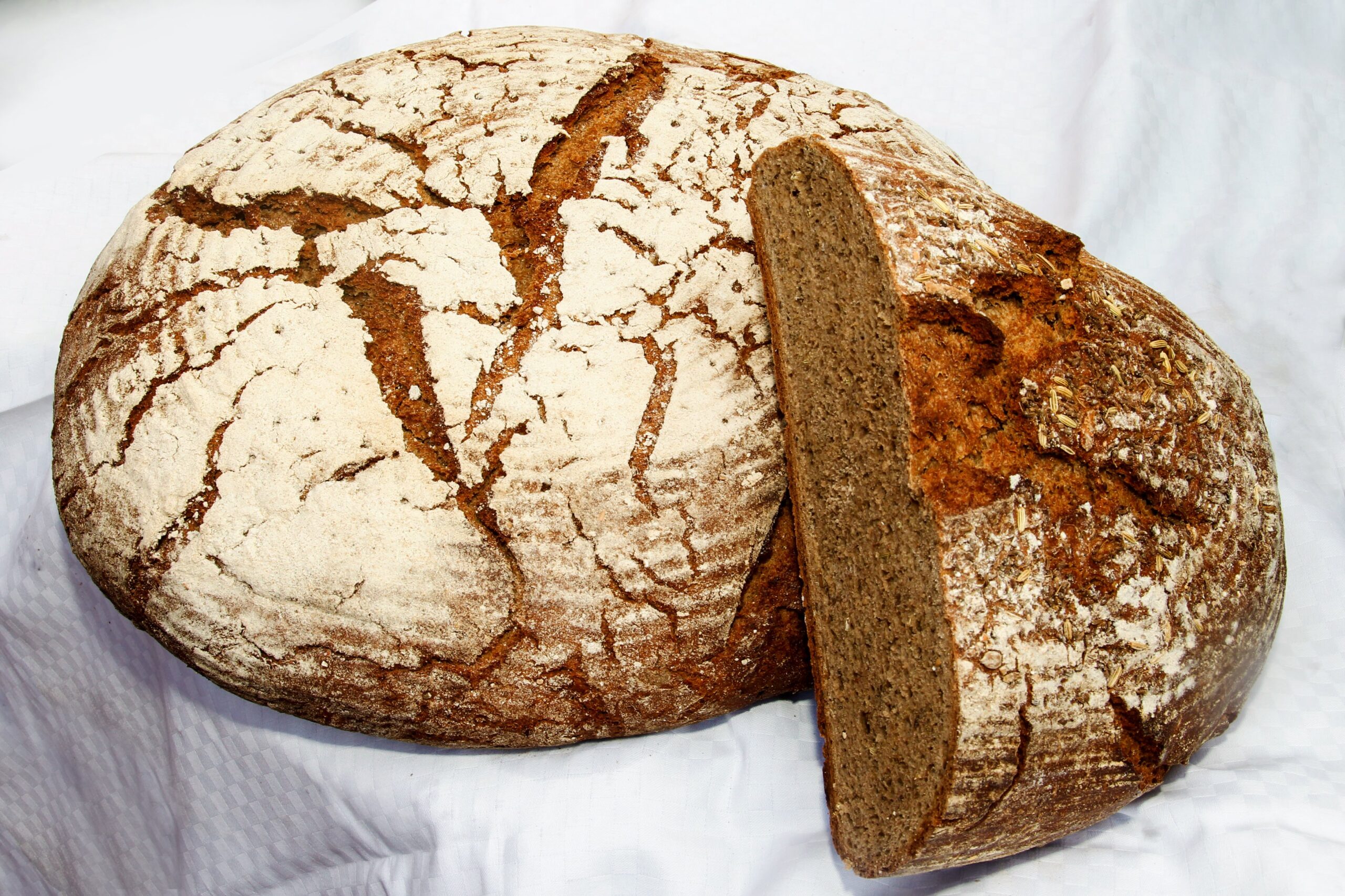 Es besteht aus 80% Roggen, 20% Weizen und wird mit Sauerteig gebacken. Das Brot ist mit Kümmel, Kümmel / Anis und ohne Gewürz erhältlich.